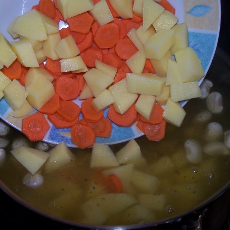 Krok 3 - Fasolowo-królikowa, czyli zupa wyborowa :) foto