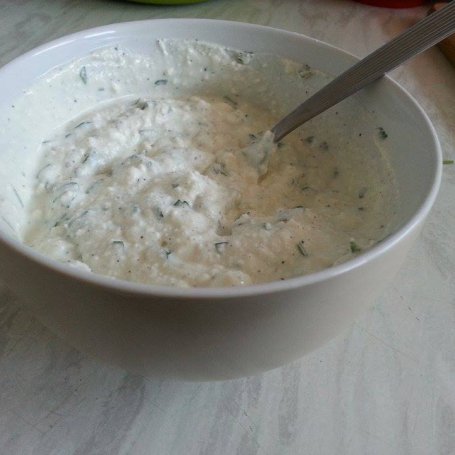 Krok 5 - Faszerowana cukinia z sosem greckim foto