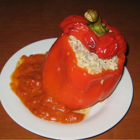 Krok 7 - Faszerowana papryka zapiekana w sosie pomidorowym foto