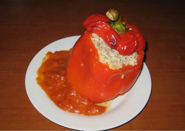 Fotografia przedstawiająca Faszerowana papryka zapiekana w sosie pomidorowym
