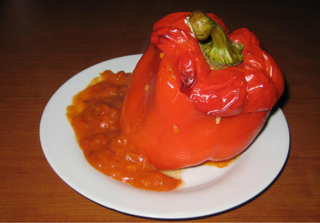 Faszerowana papryka zapiekana w sosie pomidorowym foto