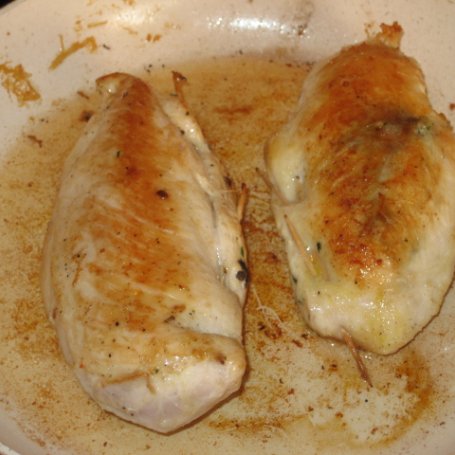 Krok 5 - Faszerowana pierś kurczaka z sosem pieczarkowym na winie. foto