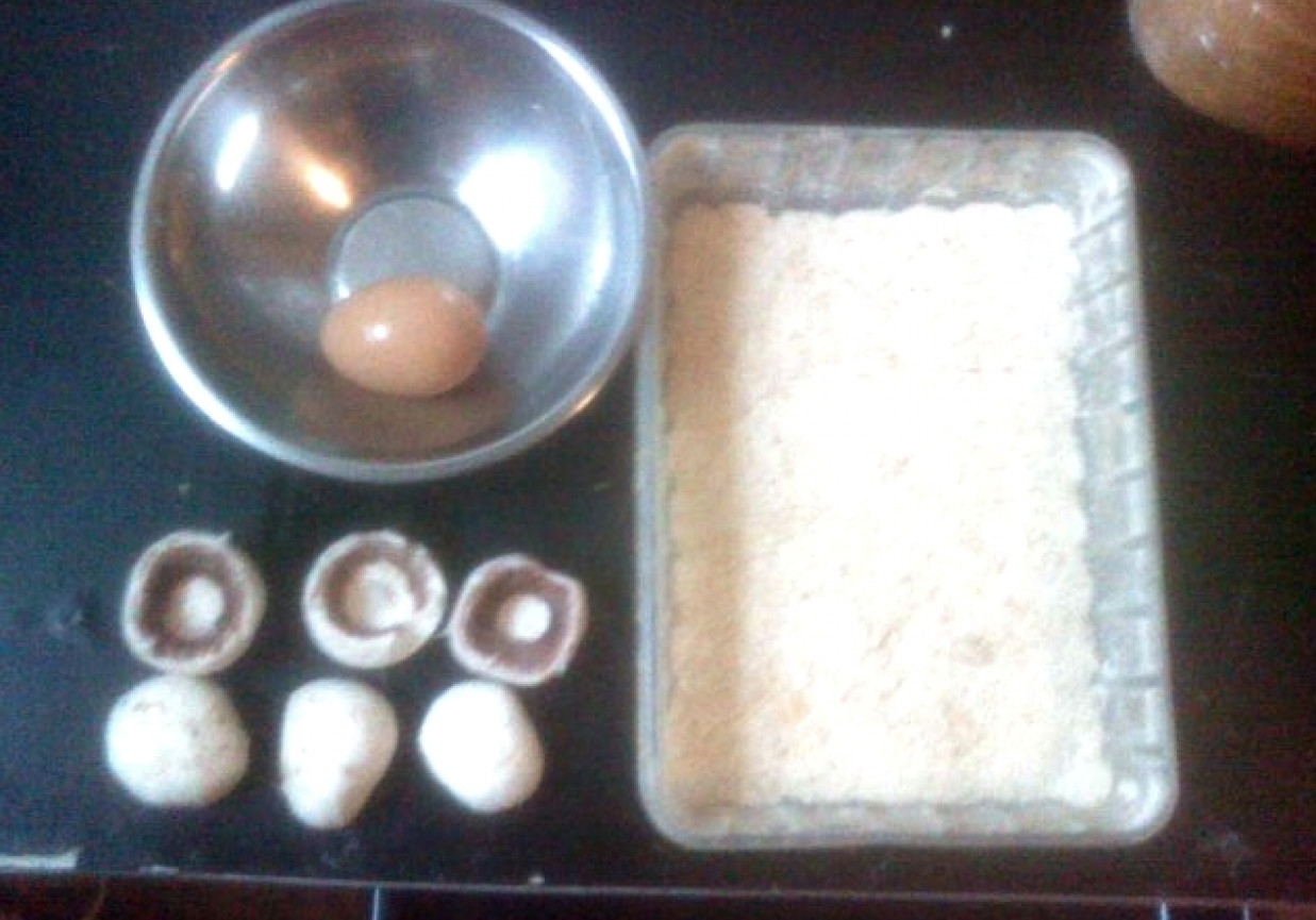 Faszerowane jajka i Pieczone pieczarki foto