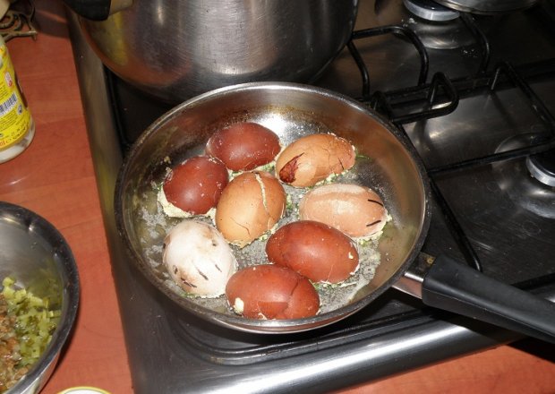Fotografia przedstawiająca faszerowane jajka na ciepło