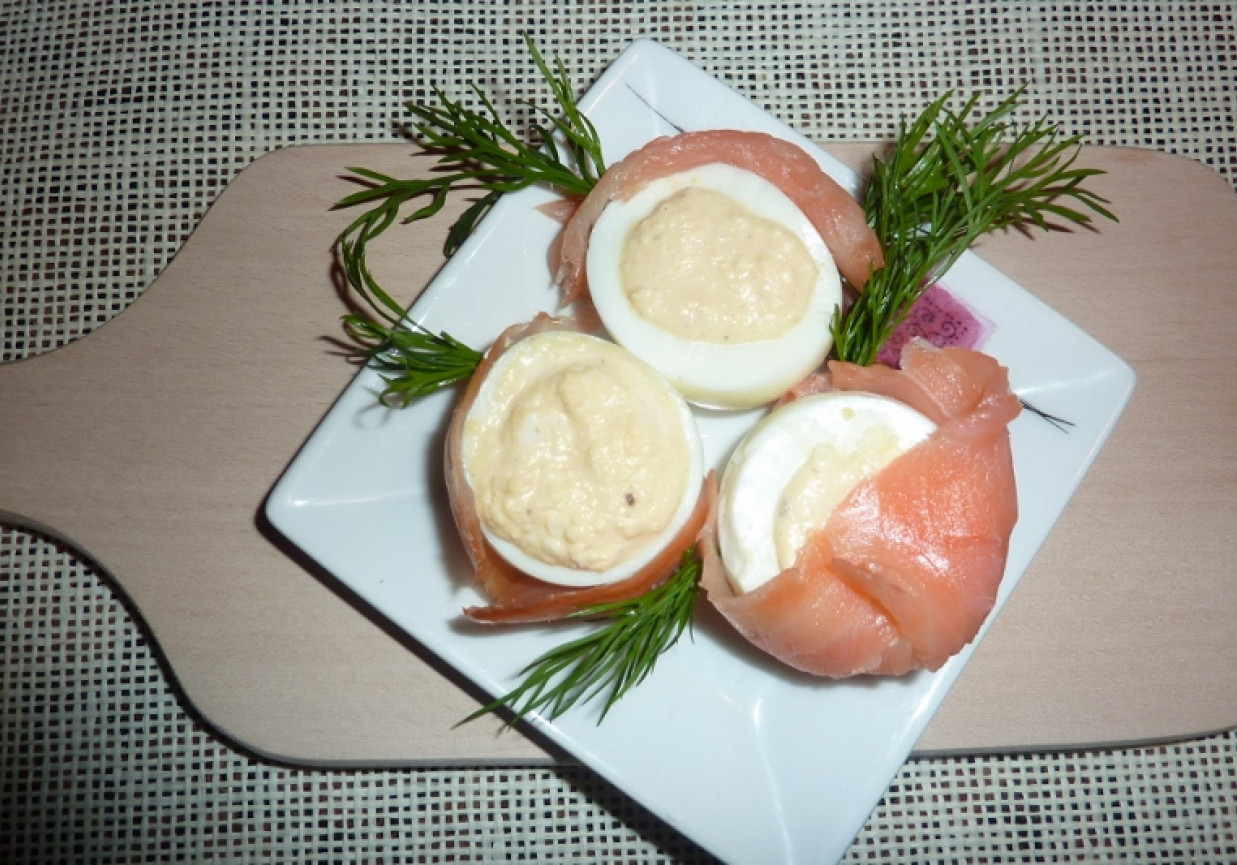 Faszerowane jajka otulone łososiem foto