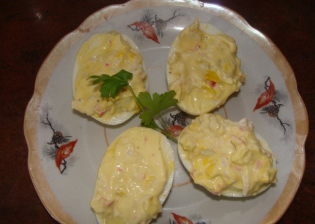 Fotografia przedstawiająca faszerowane jajka paluszkami suri