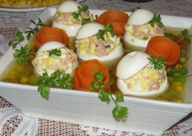Fotografia przedstawiająca Faszerowane jajka w galarecie