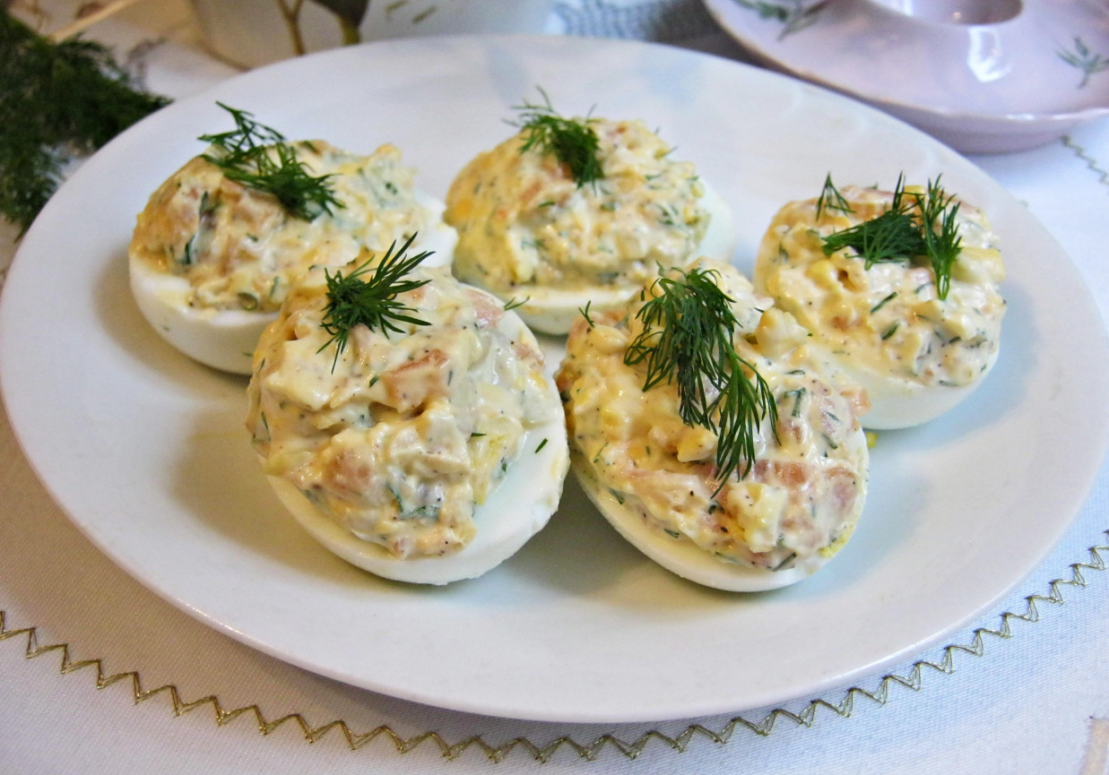 Faszerowane jajka z łososiem i cebulką foto