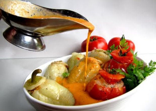 Fotografia przedstawiająca Faszerowane papryczki i pomidory