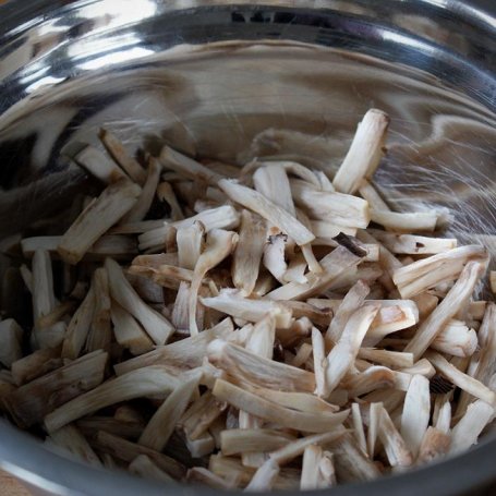 Krok 4 - Faszerowane pieczarki w sosie foto