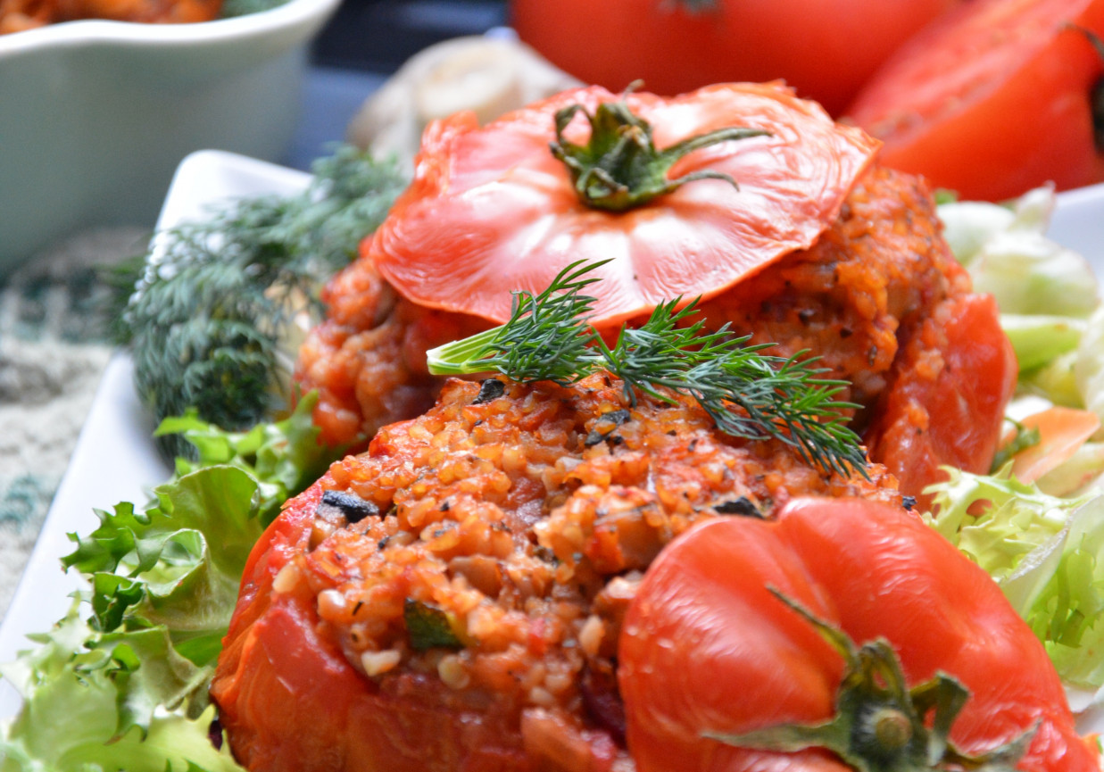 Faszerowane pomidory kaszą bulgur z warzywami foto