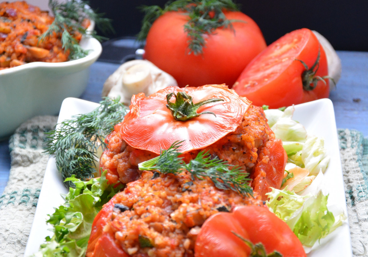 Faszerowane pomidory kaszą bulgur z warzywami foto