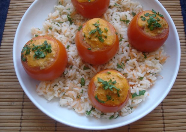 Fotografia przedstawiająca Faszerowane pomidory na ryżu