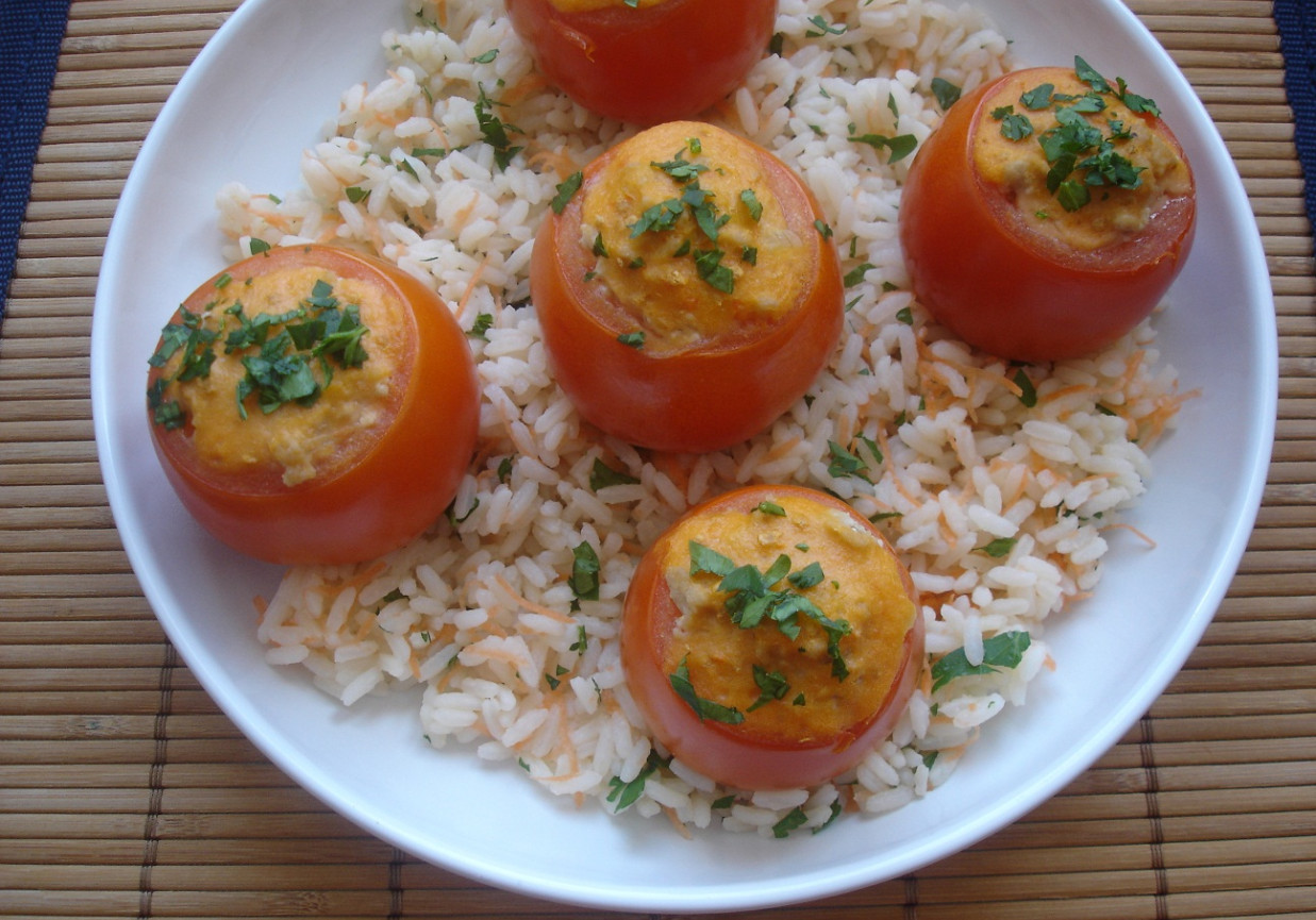 Faszerowane pomidory na ryżu foto