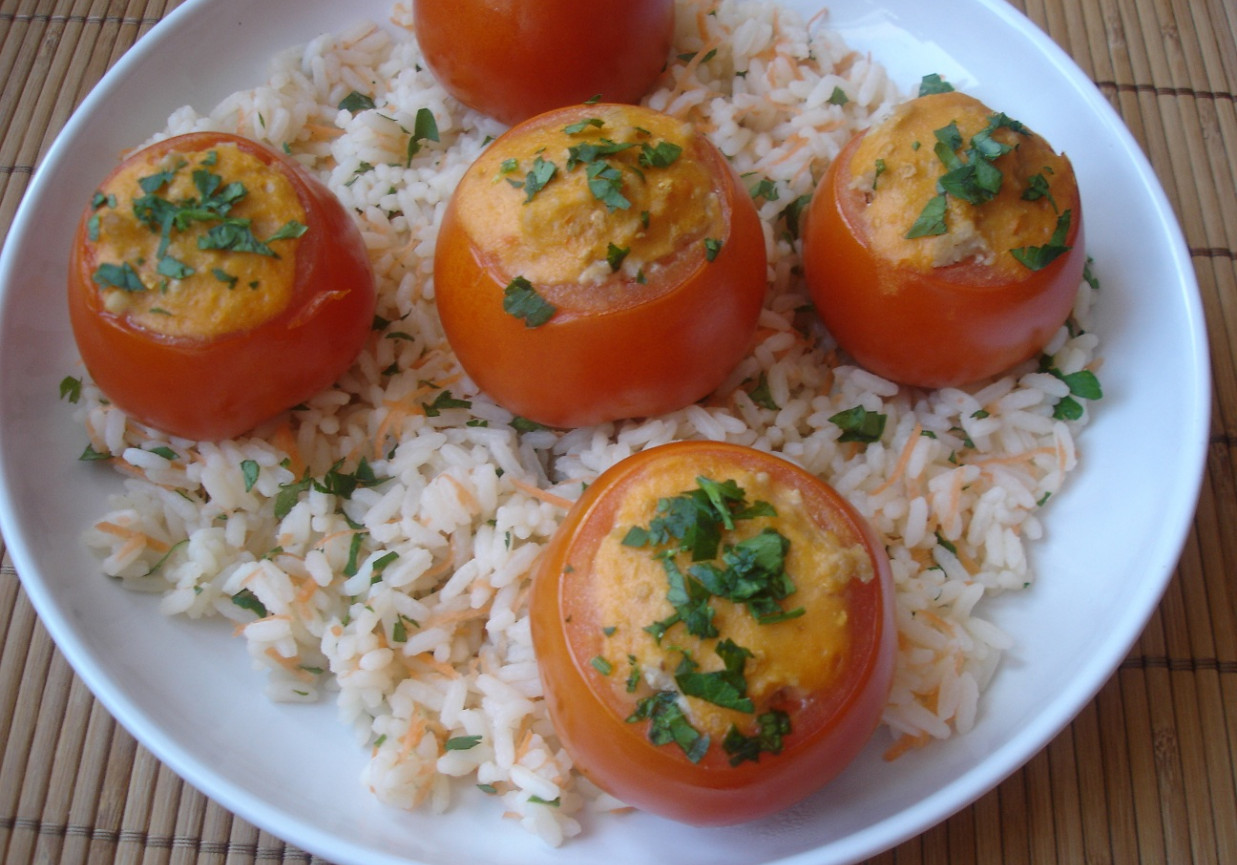 Faszerowane pomidory na ryżu foto