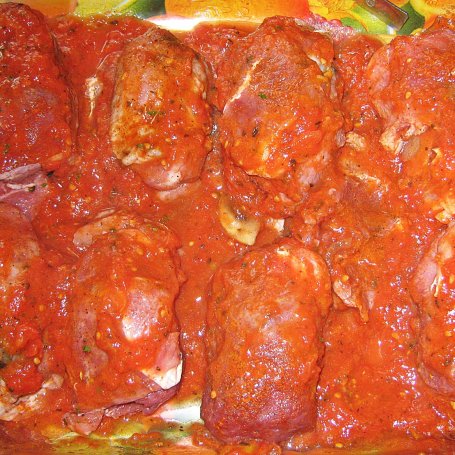Krok 5 - Faszerowane roladki z łopatki z sosem pomidorowym foto