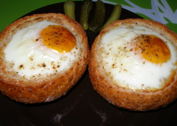Fotografia przedstawiająca Faszerowane tuńczykiem śniadaniowe bułeczki z jajkiem
