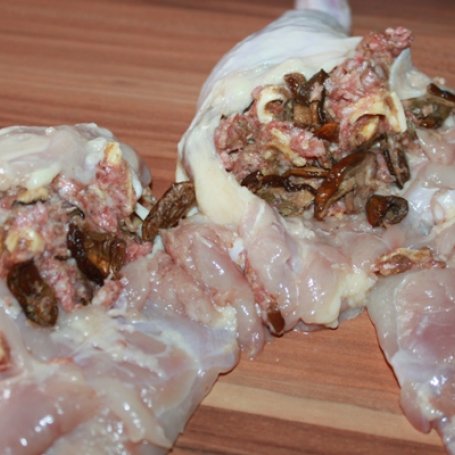 Krok 2 - Faszerowane udka z kurczaka grzybami leśnymi i mięsem wieprzowowołowym foto