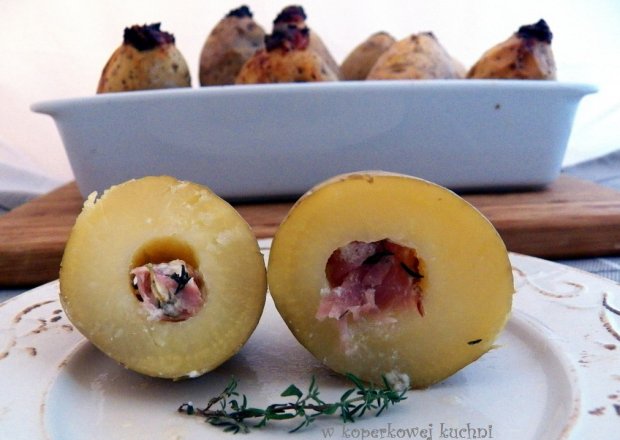 Fotografia przedstawiająca Faszerowane ziemniaki z tymiankiem