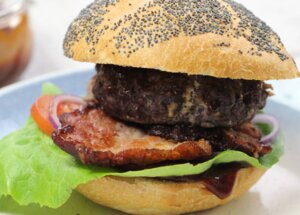 Jak zrobić faszerowanego burgera z grilla? foto