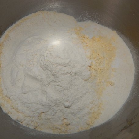 Krok 4 - Faworki na serku wiejskim - pieczone foto