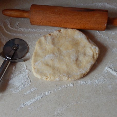 Krok 7 - Faworki na serku wiejskim - pieczone foto