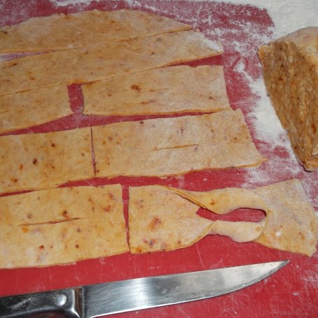 Krok 2 - Faworki serowo-paprykowe z piekarnika. foto