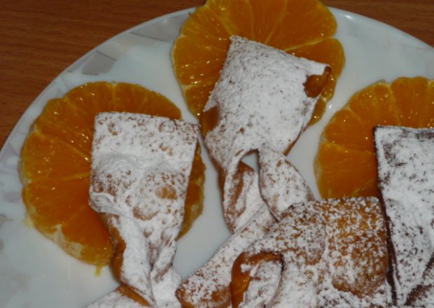 Fotografia przedstawiająca Faworki tradycyjne pomarańczowe