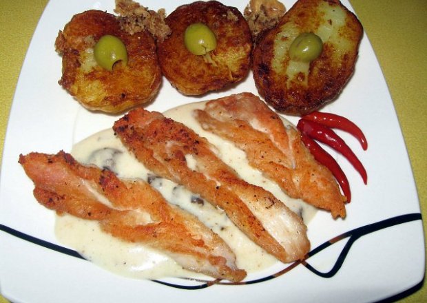 Fotografia przedstawiająca Faworki z kurczaka w sosie śliwkowo – serowym z rozmarynowymi ziemniakami