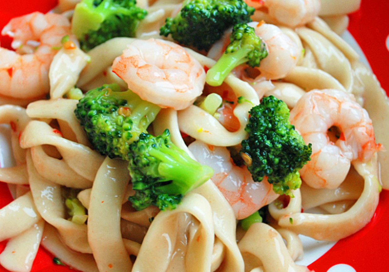 Fettuccine z krewetkami i brokułem DoradcaSmaku.pl