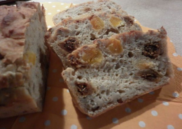 Fotografia przedstawiająca Figa i morela w kefirowym chlebku.