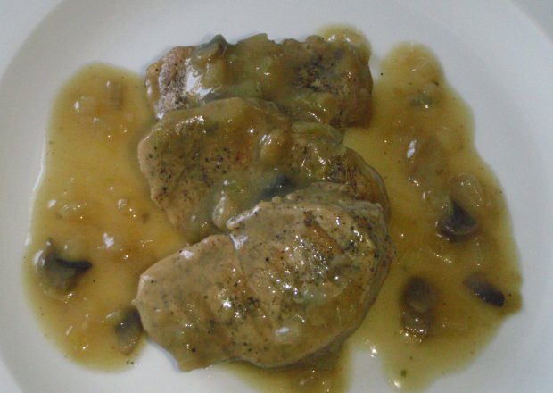 Fotografia przedstawiająca Fileciki wieprzowe w sosie Pieczarkowym