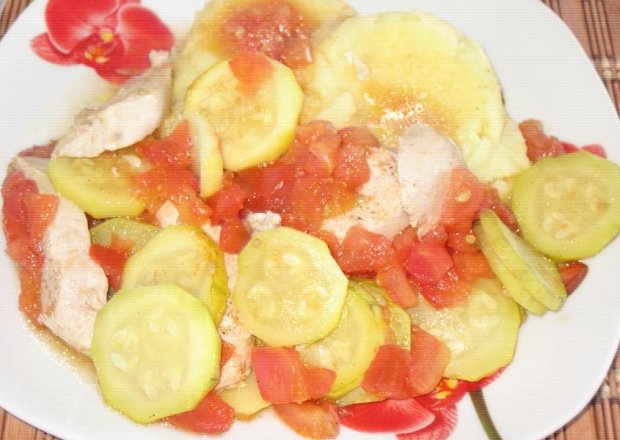 Fotografia przedstawiająca Filet drobiowy zapiekany z cukinia i pomidorami