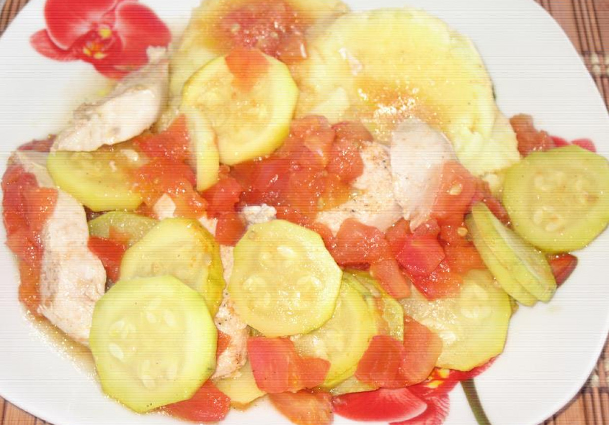 Filet drobiowy zapiekany z cukinia i pomidorami foto