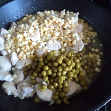 Krok 4 - Filet duszony z kukurydzą i groszkiem - z dodatkiem Mascarpone i żółtego sera :) foto