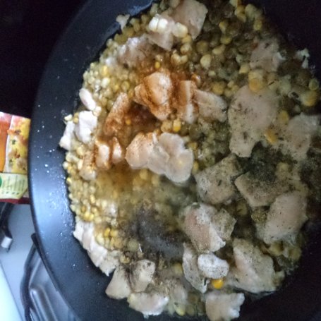 Krok 5 - Filet duszony z kukurydzą i groszkiem - z dodatkiem Mascarpone i żółtego sera :) foto