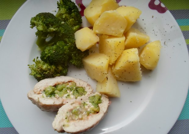 Fotografia przedstawiająca Filet gotowany z brokulem i serem plesniowym