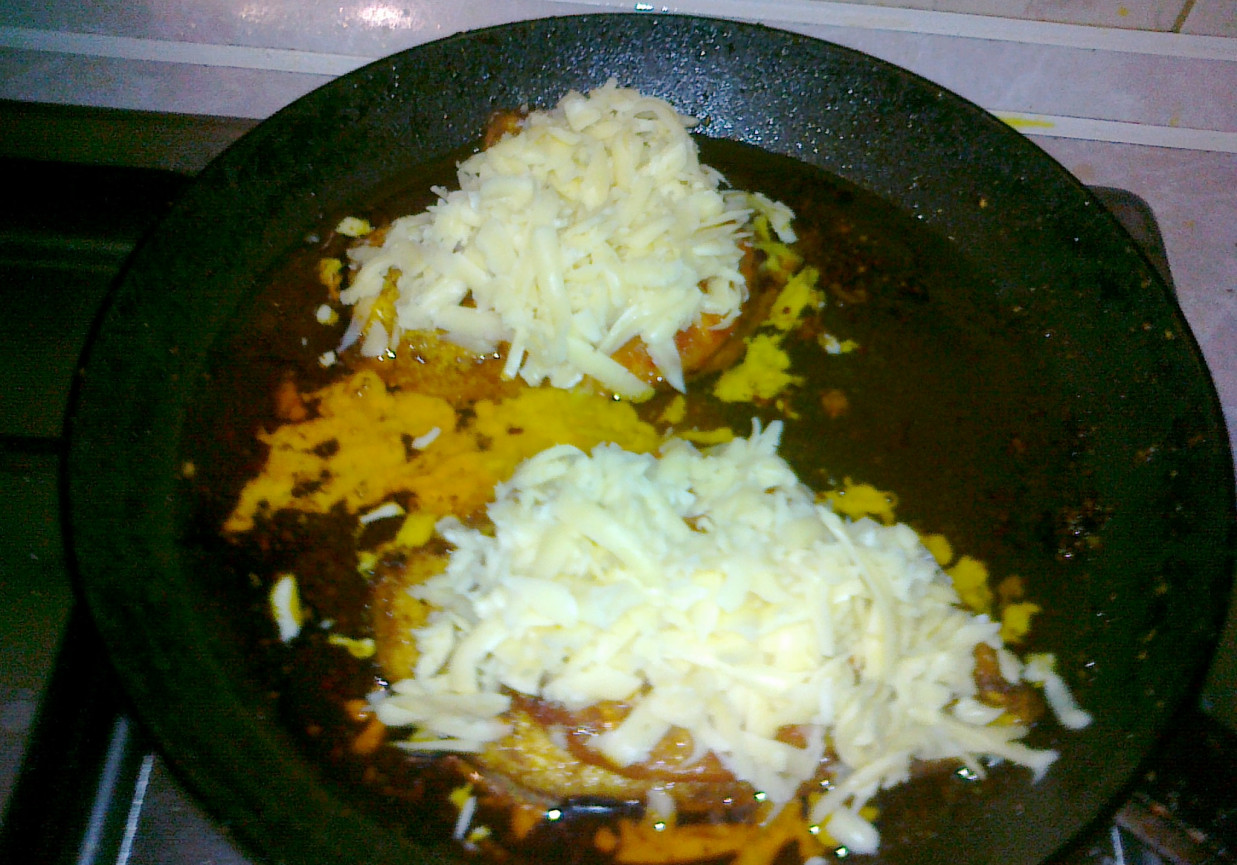 filet kurczaka w curry z annanasem w papryce foto