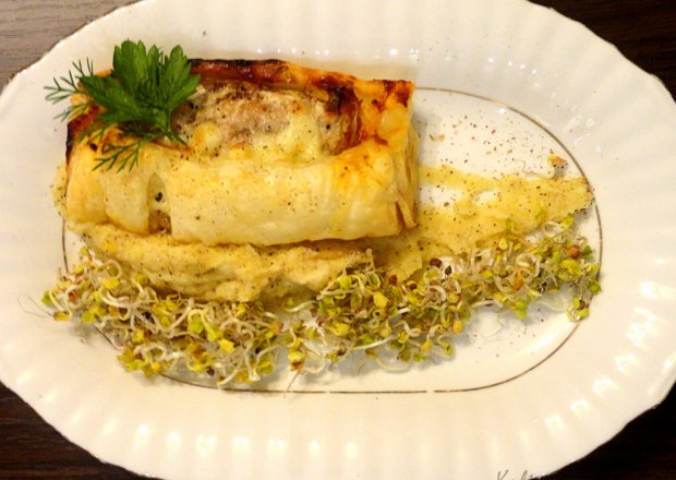 Fotografia przedstawiająca Filet makreli z mozzarellą w cieście francuskim
