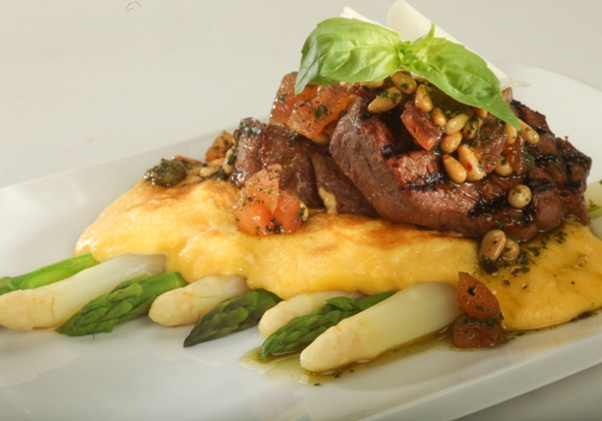Filet mignon z zapiekanymi szparagami w sosie holenderskim foto