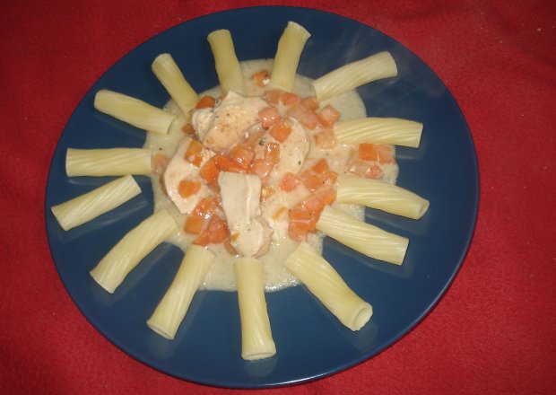 Fotografia przedstawiająca Filet mocno marchewkowy z makaronem