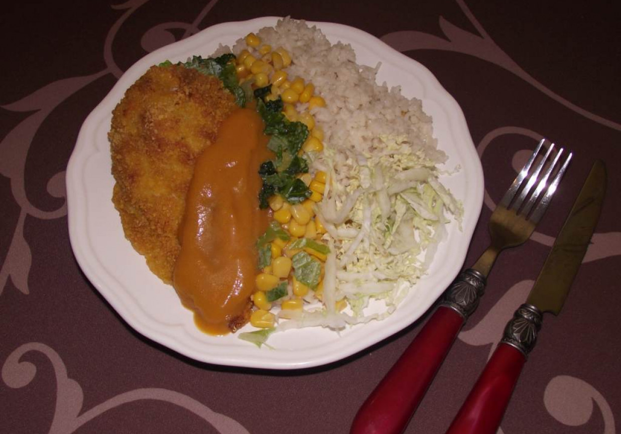 Filet pieczony w płatkach kukurydzianych z warzywnym sosem curry foto