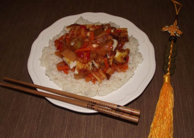 Fotografia przedstawiająca Filet po chińsku z warzywami i ryżem