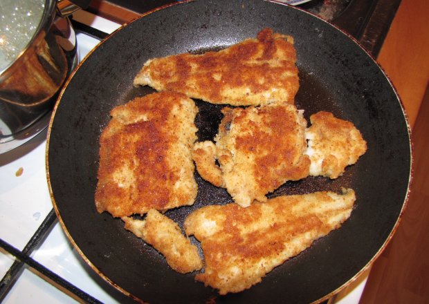 Fotografia przedstawiająca filet rybny panierowany