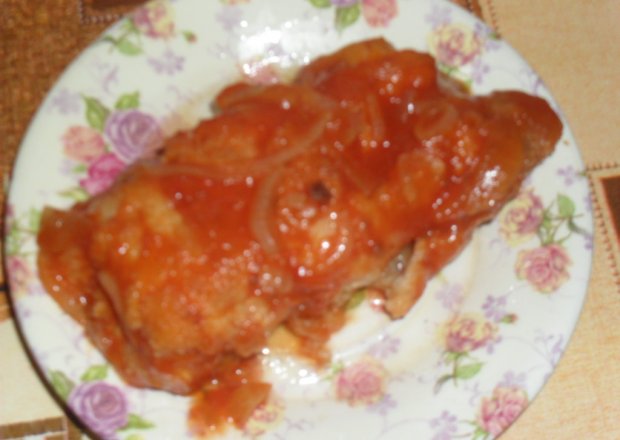 Fotografia przedstawiająca filet rybny w ketchapie
