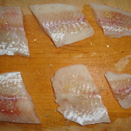 Krok 2 - Filet rybny w panierce z bułki tartej i mąki foto
