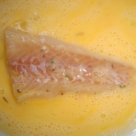 Krok 3 - Filet rybny w panierce z bułki tartej i mąki foto