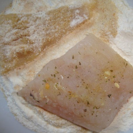 Krok 4 - Filet rybny w panierce z bułki tartej i mąki foto