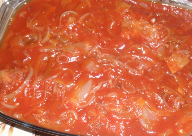 Fotografia przedstawiająca Filet rybny w sosie pomidorowym