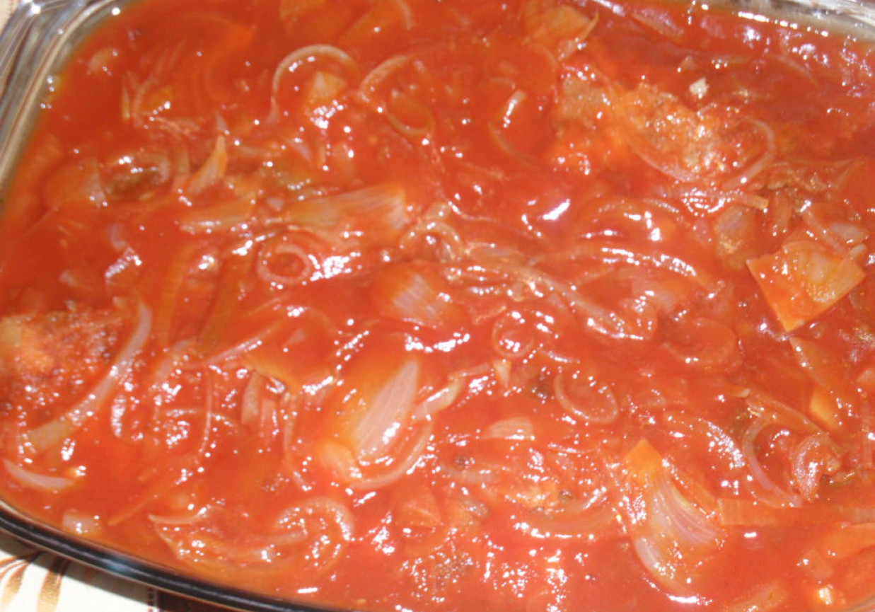 Filet rybny w sosie pomidorowym foto
